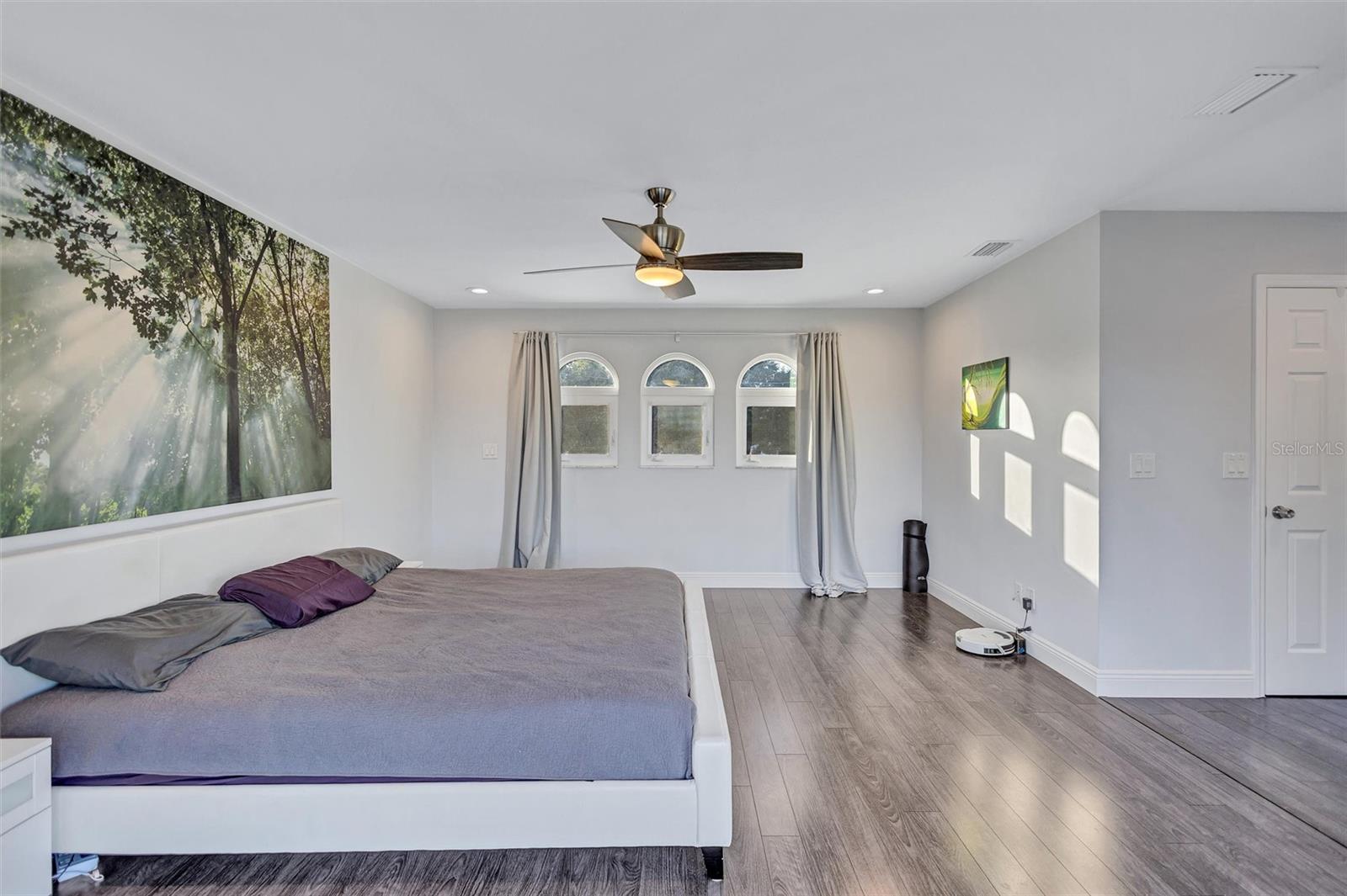 Image 28 of 53 For 4400 Beach Drive Se