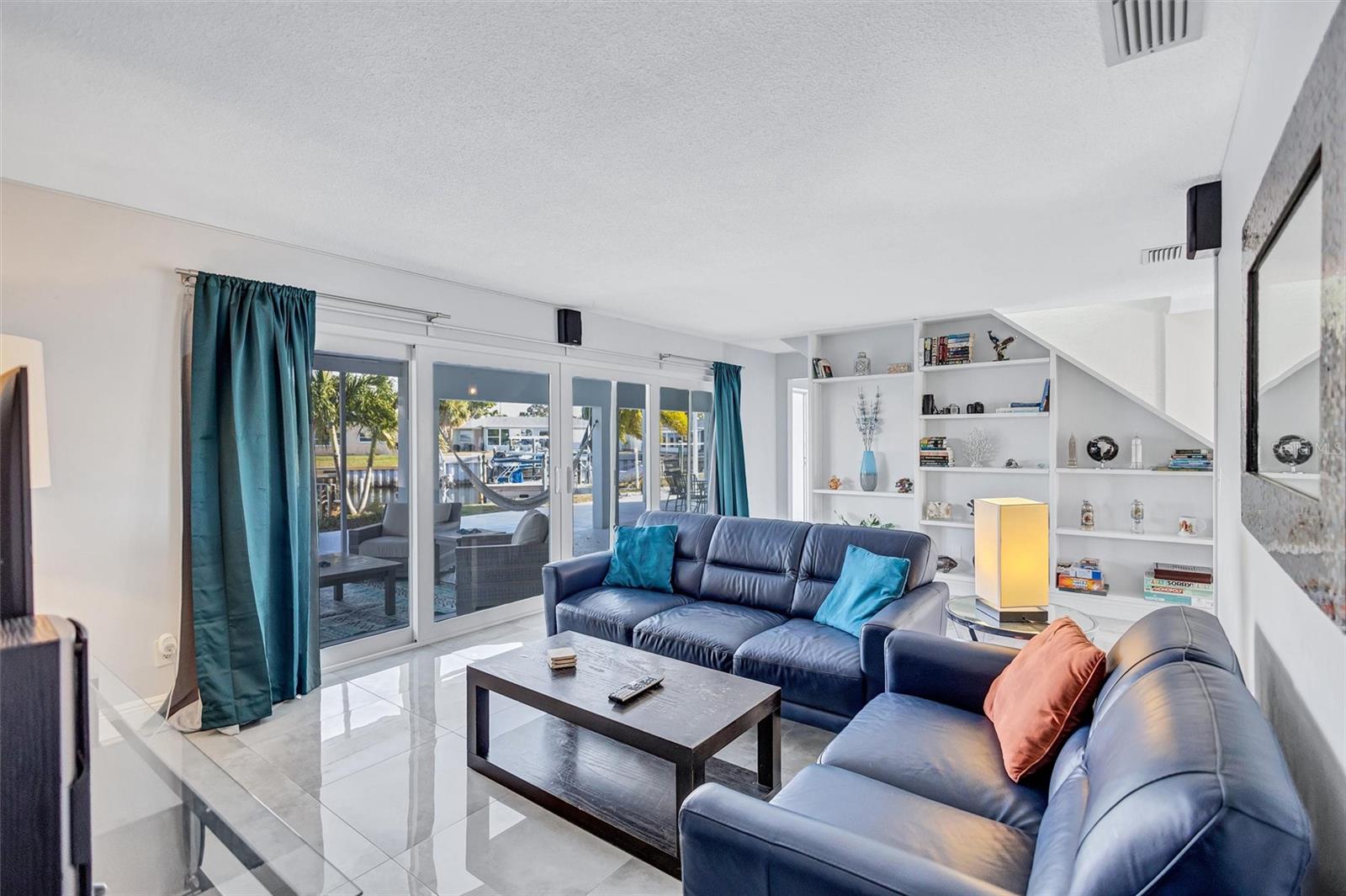 Image 5 of 53 For 4400 Beach Drive Se