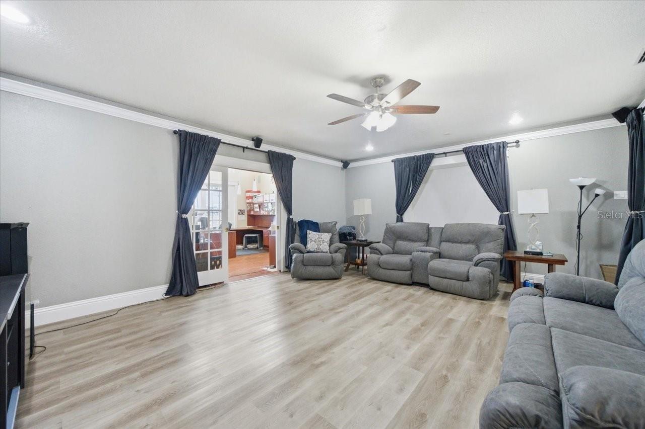 Listing photo id 16 for 505 Lakeside Drive