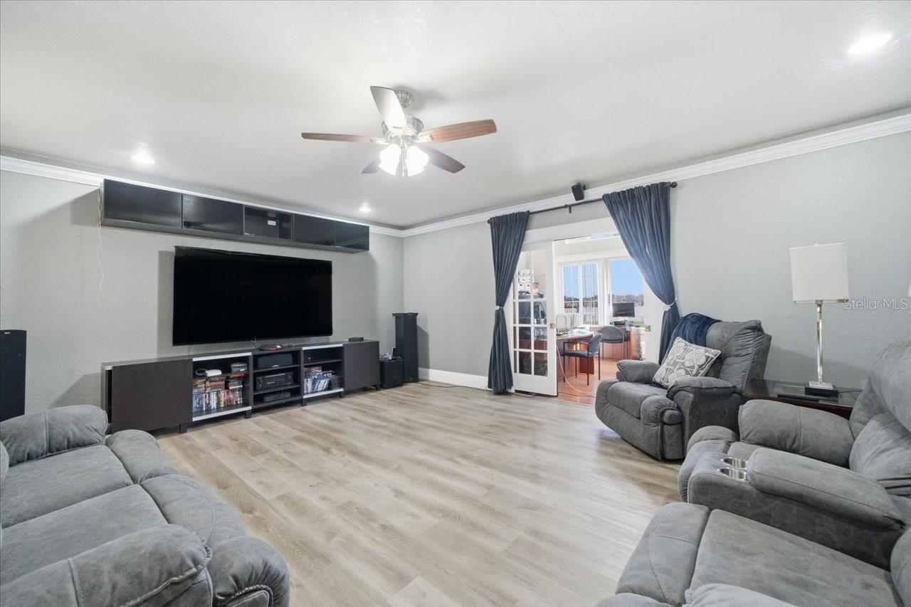 Listing photo id 17 for 505 Lakeside Drive