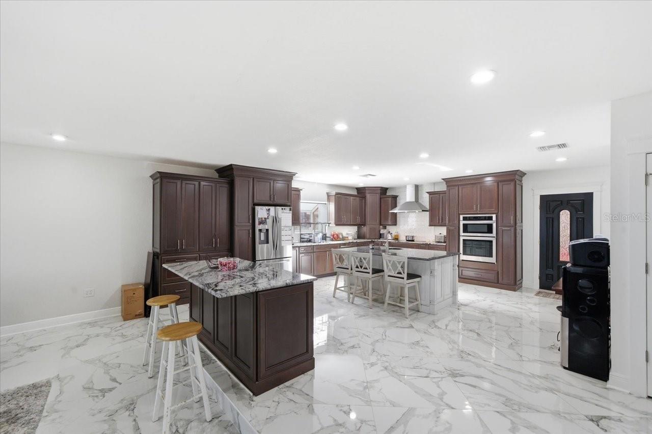 Listing photo id 25 for 505 Lakeside Drive