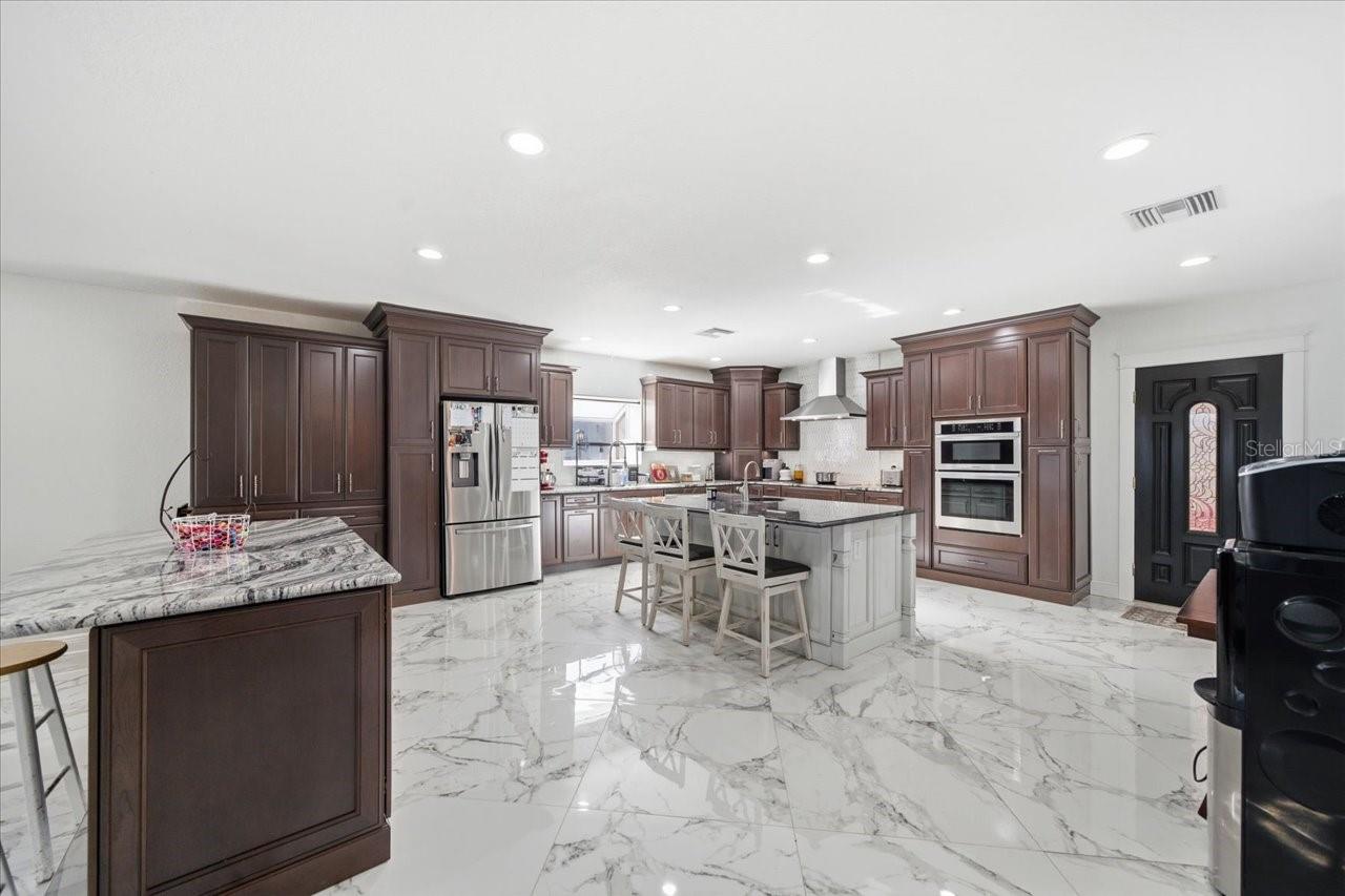 Listing photo id 27 for 505 Lakeside Drive