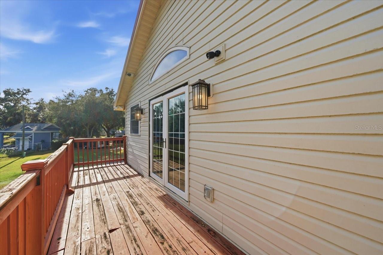 Listing photo id 84 for 505 Lakeside Drive