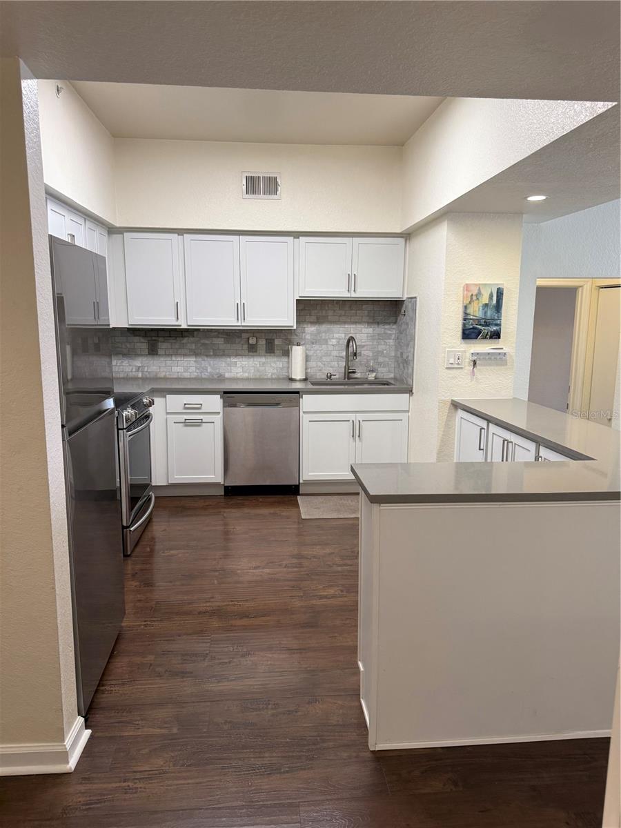 Image 2 of 12 For 402 Armenia Avenue 127