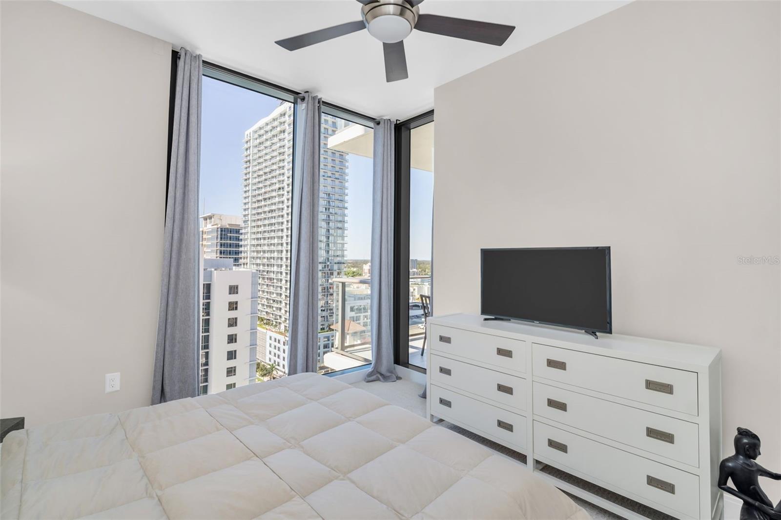 Image 20 of 48 For 100 1st Avenue N 1706