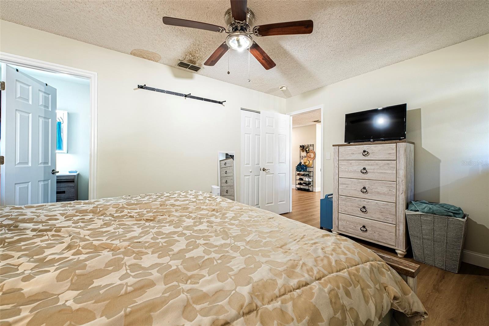 Image 19 of 47 For 6401 Cedarbrook Drive S