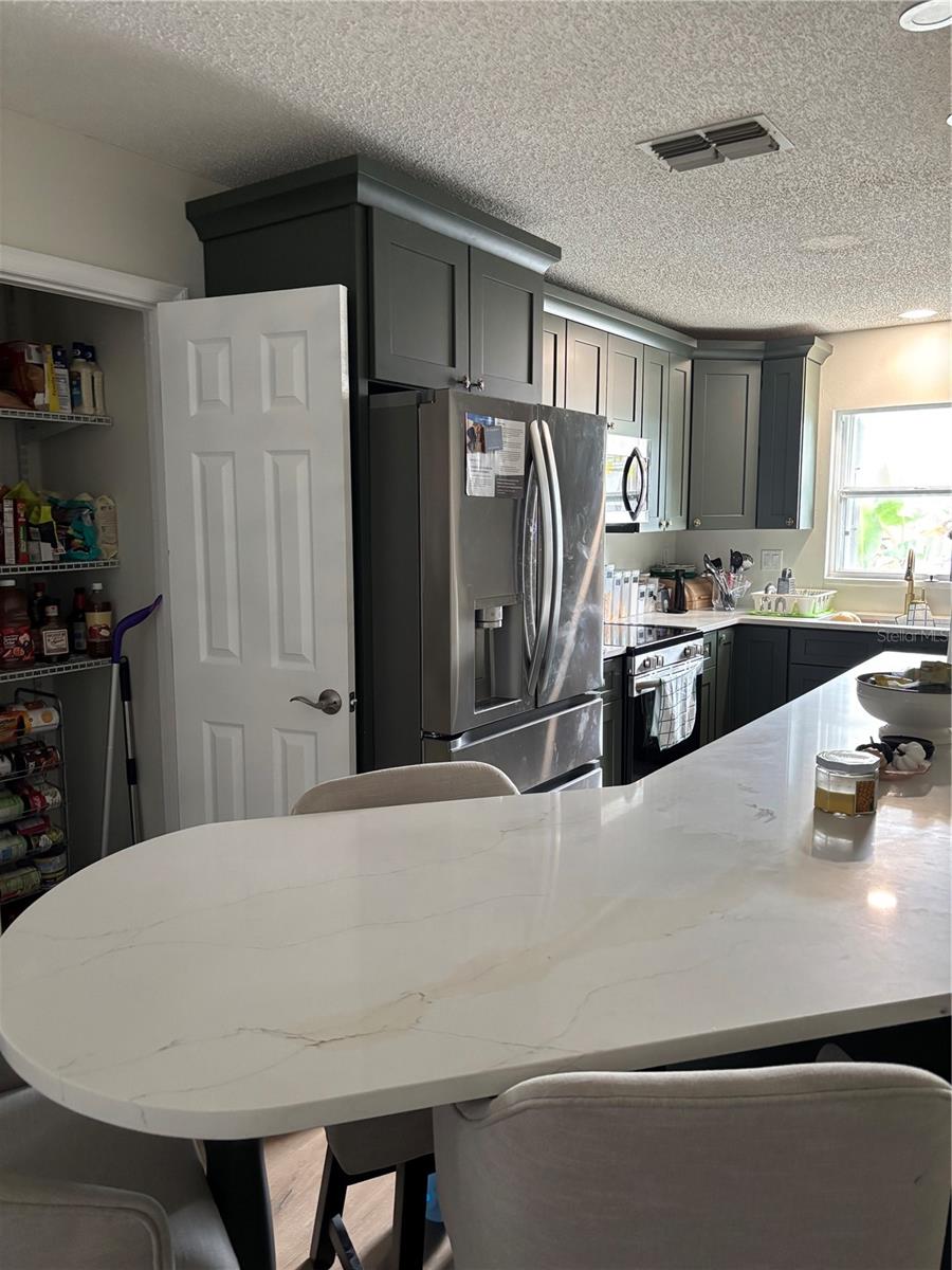 Listing photo id 0 for 6401 Cedarbrook Drive S