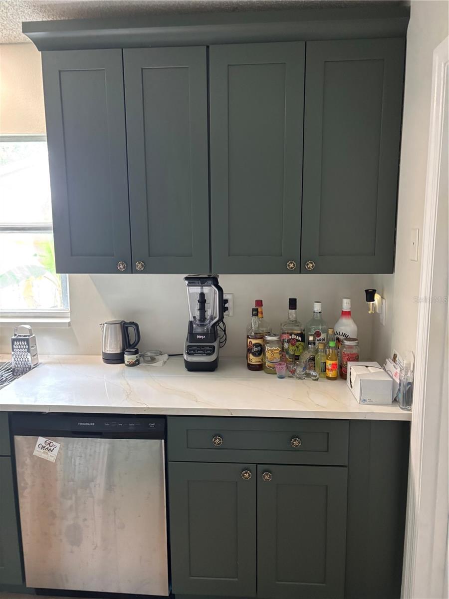 Listing photo id 3 for 6401 Cedarbrook Drive S