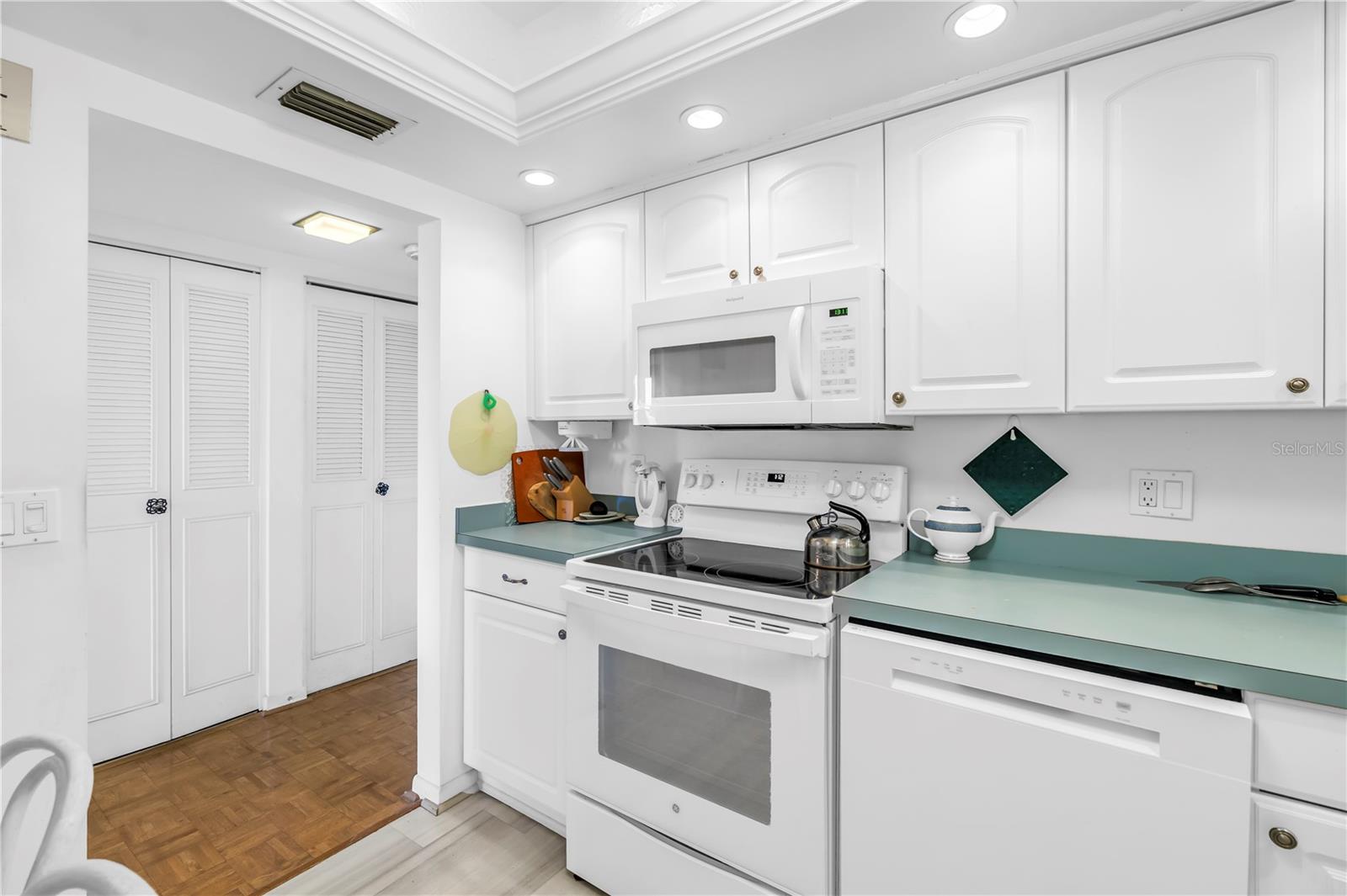 Image 27 of 94 For 5220 Brittany Drive S 904