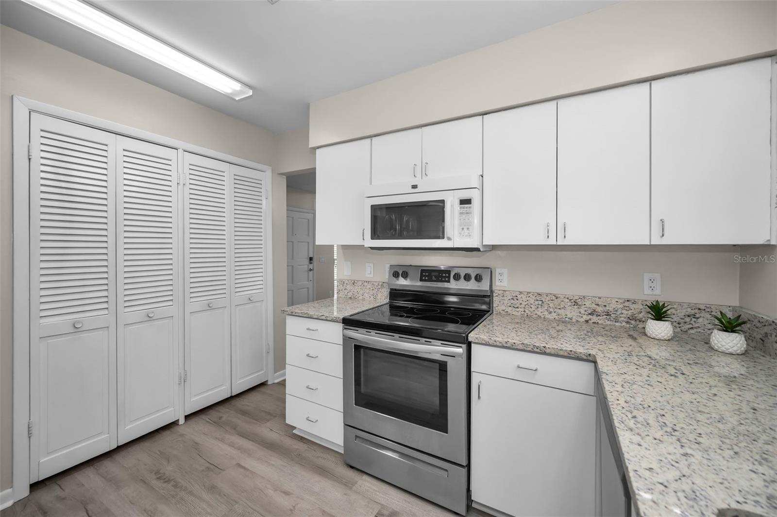 Listing photo id 10 for 7404 Clearview Drive