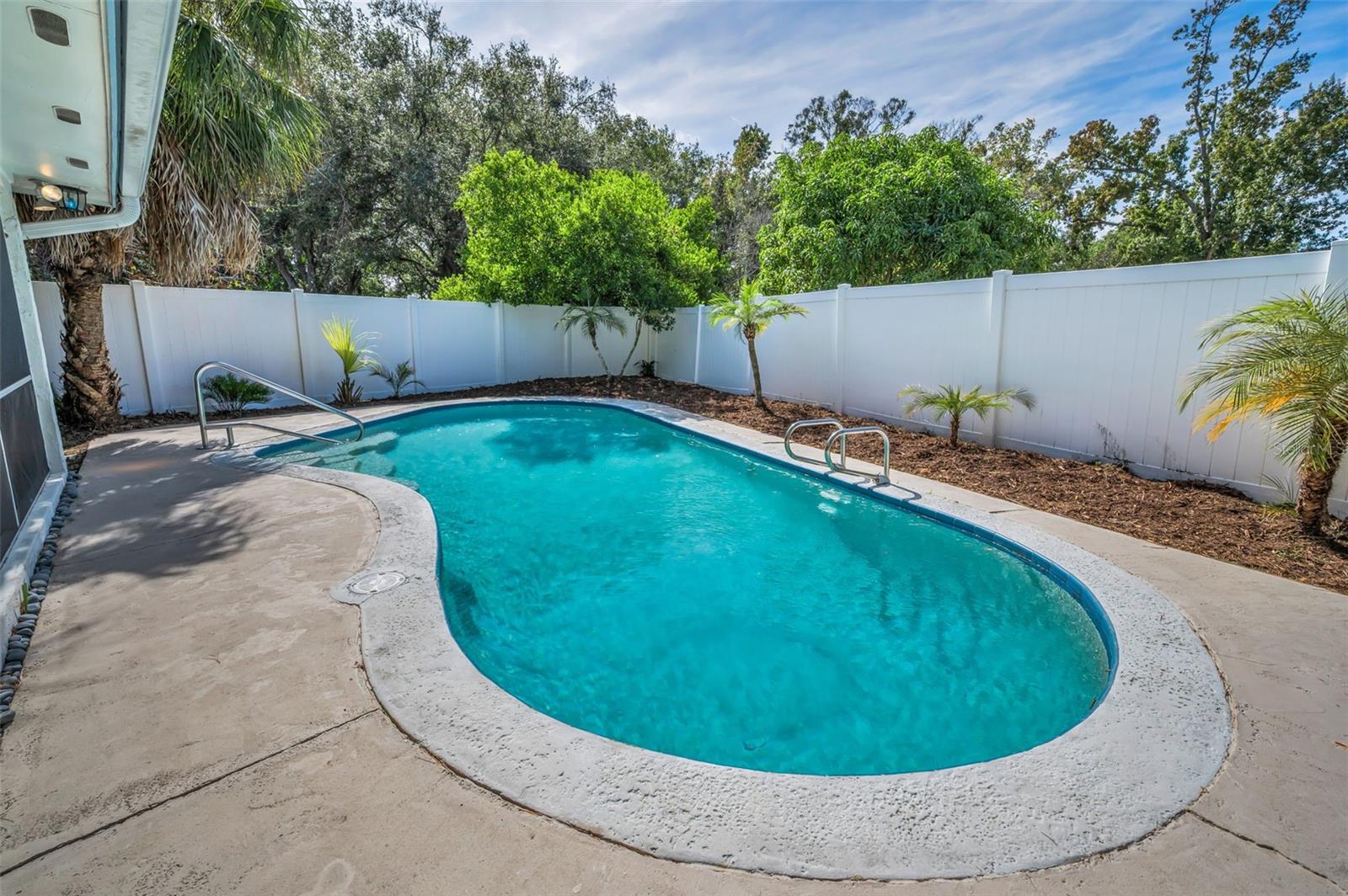 Listing photo id 25 for 7404 Clearview Drive