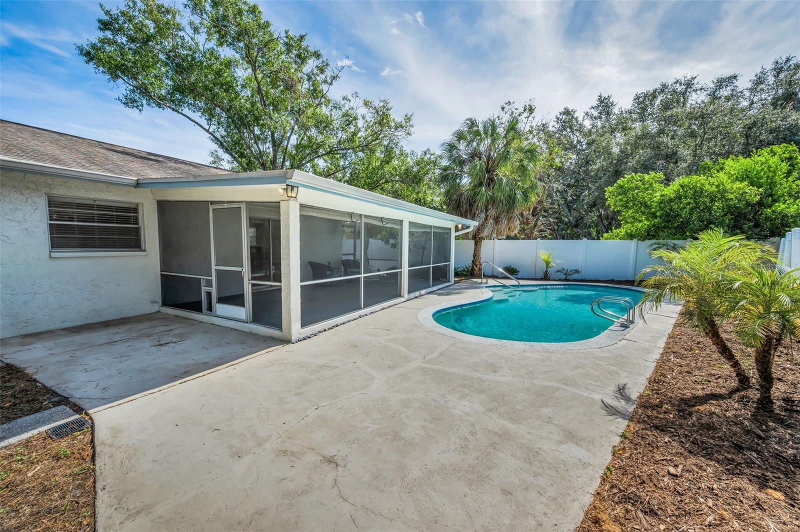 Listing photo id 26 for 7404 Clearview Drive