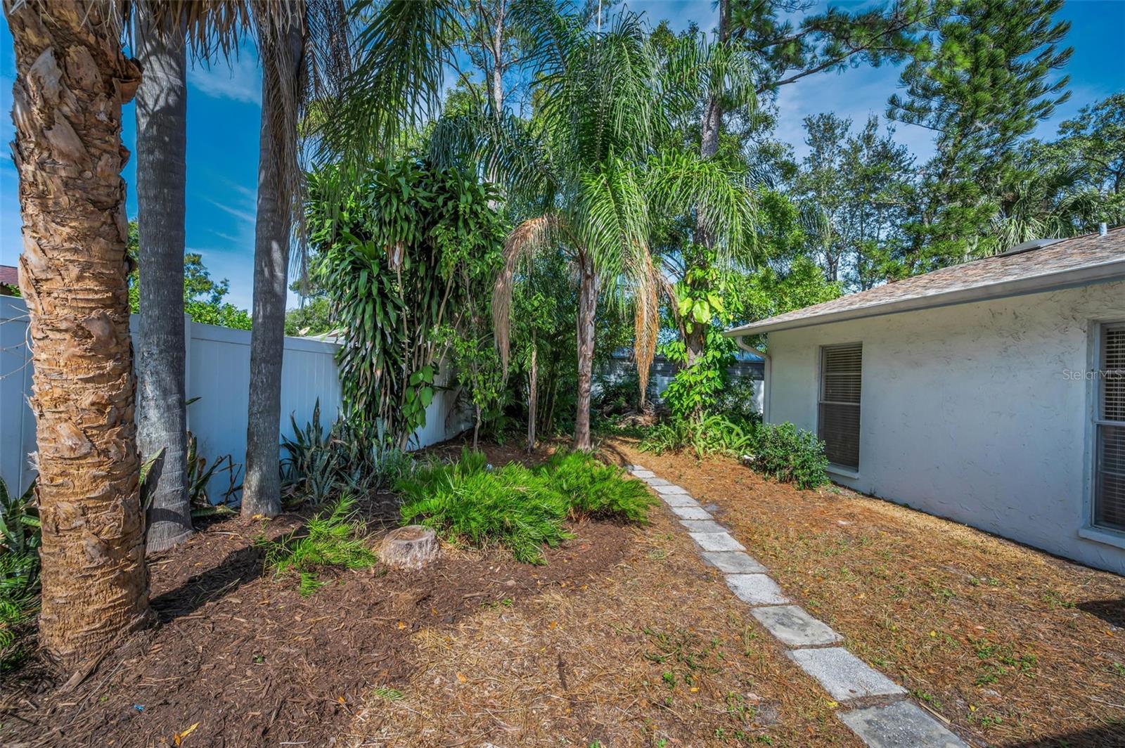 Listing photo id 28 for 7404 Clearview Drive