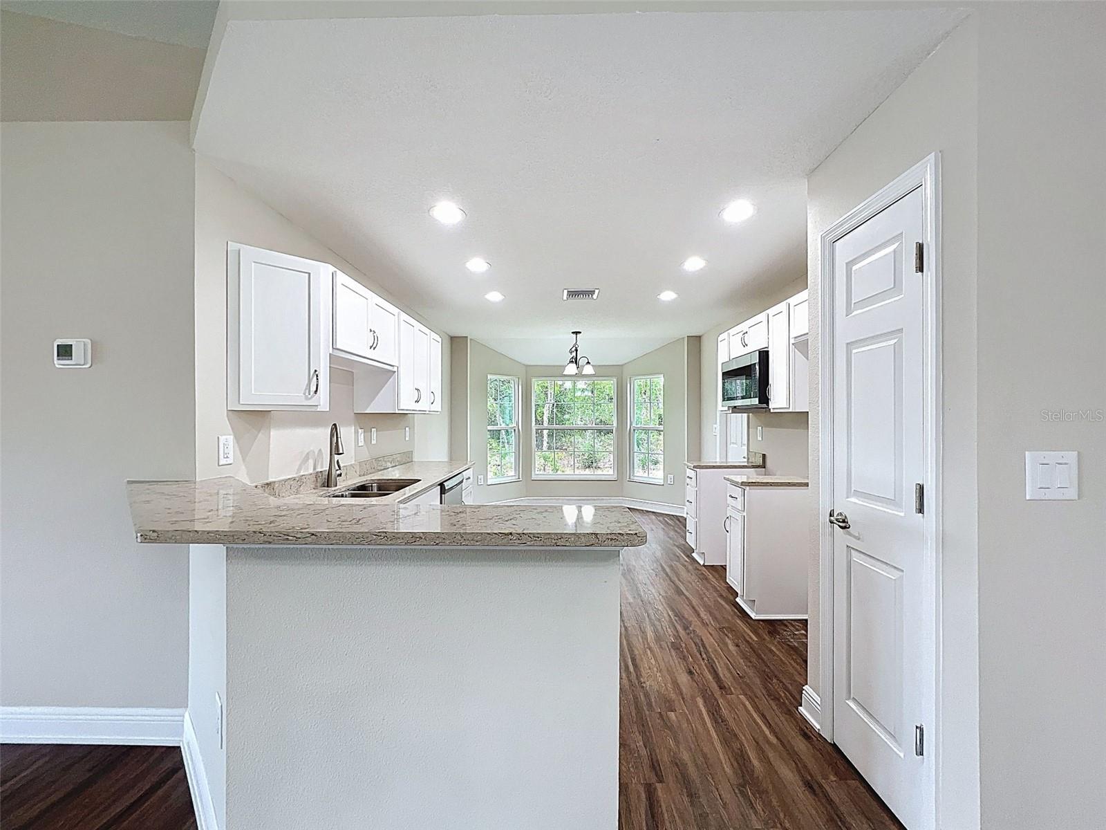 Listing photo id 15 for 7792 Susan Avenue