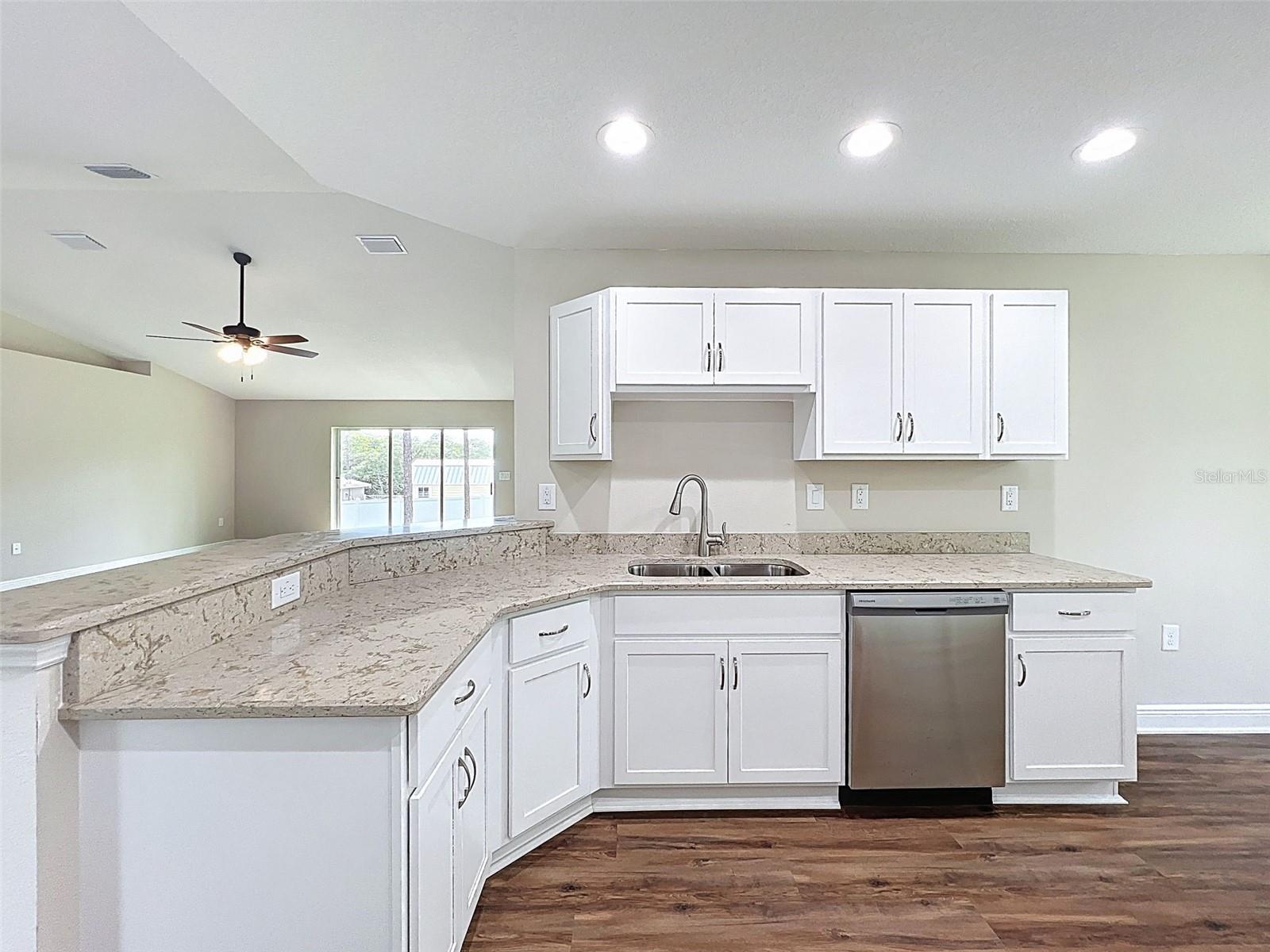 Listing photo id 16 for 7792 Susan Avenue