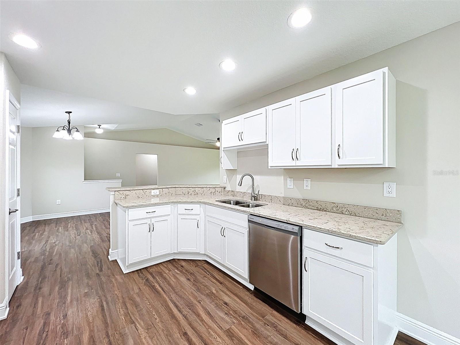 Listing photo id 17 for 7792 Susan Avenue