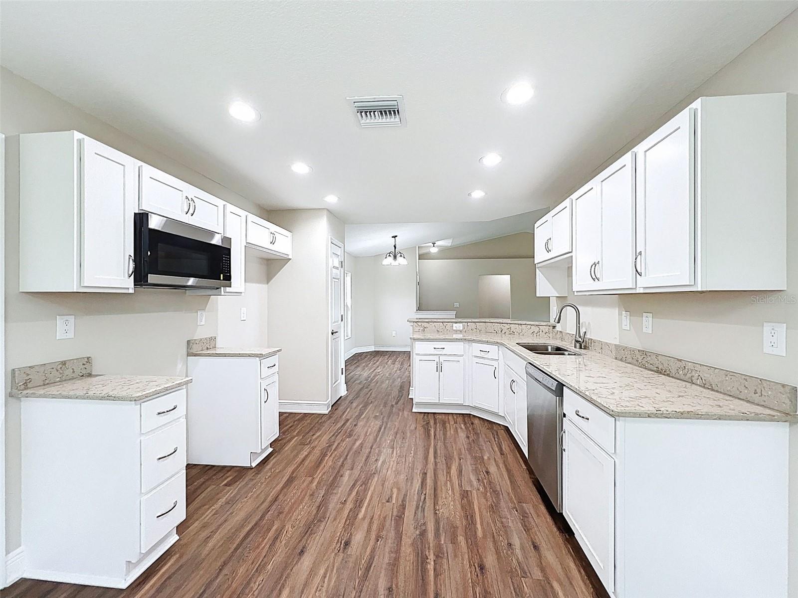 Listing photo id 18 for 7792 Susan Avenue