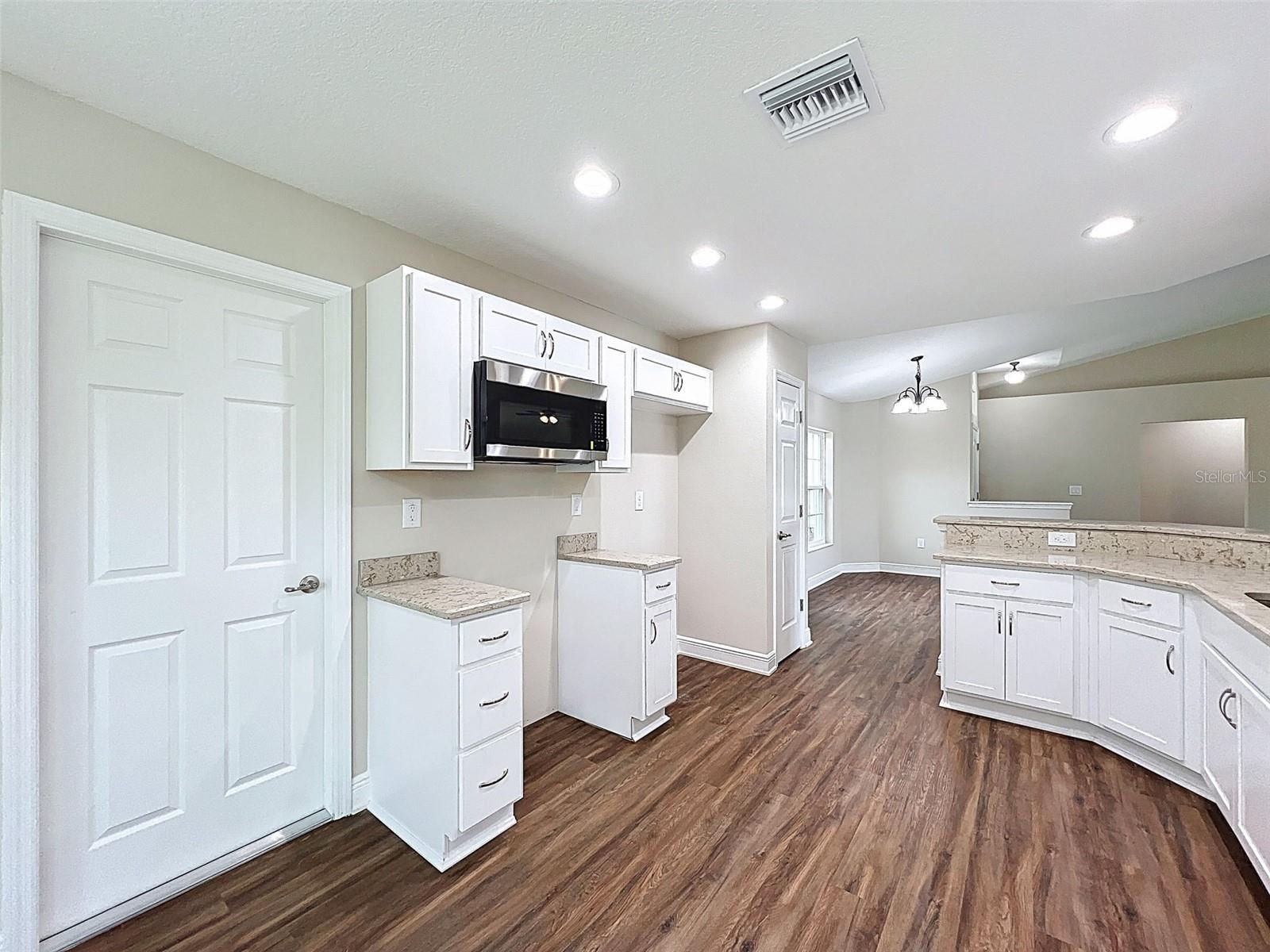 Listing photo id 19 for 7792 Susan Avenue