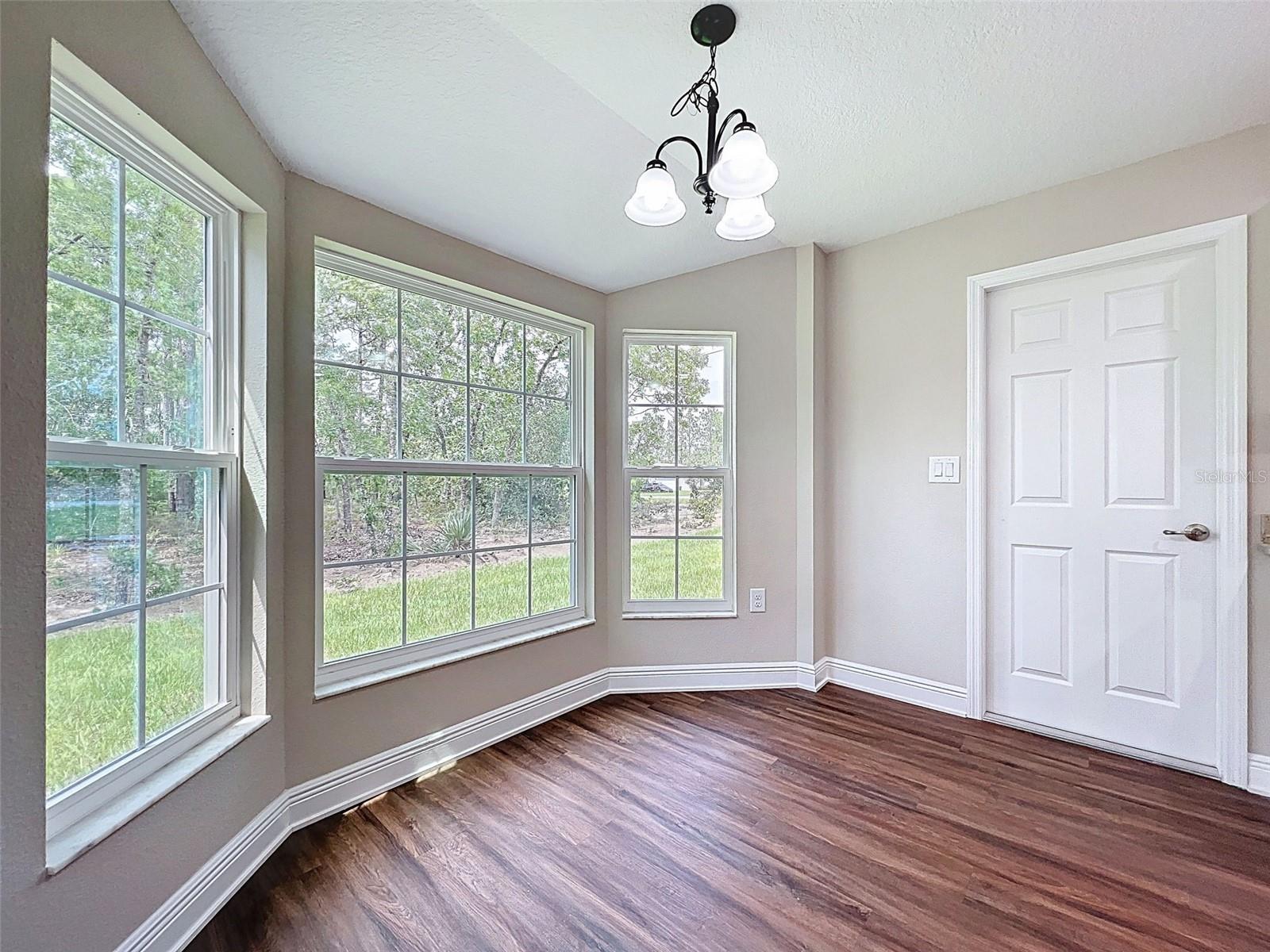 Listing photo id 22 for 7792 Susan Avenue