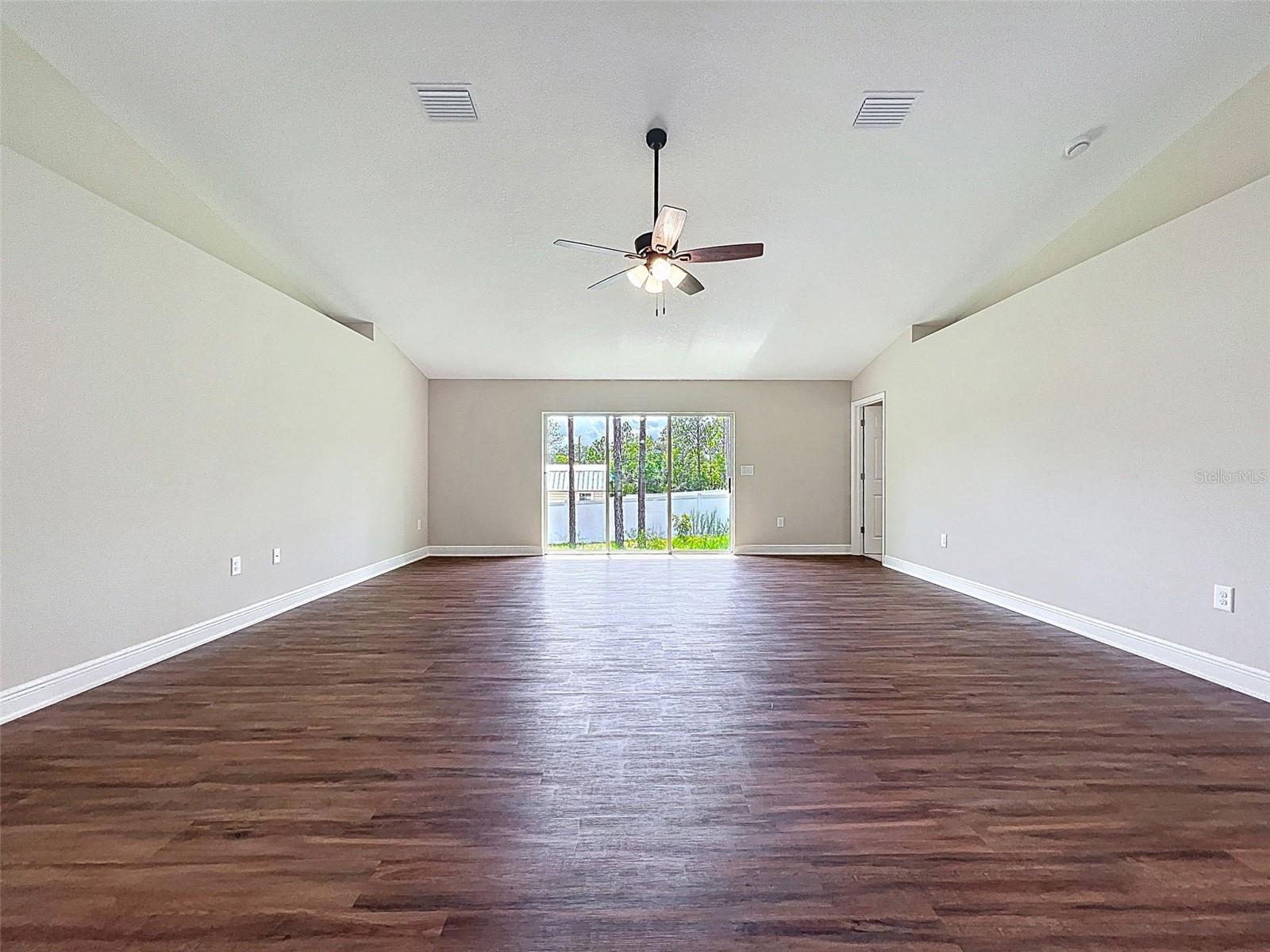 Listing photo id 7 for 7792 Susan Avenue