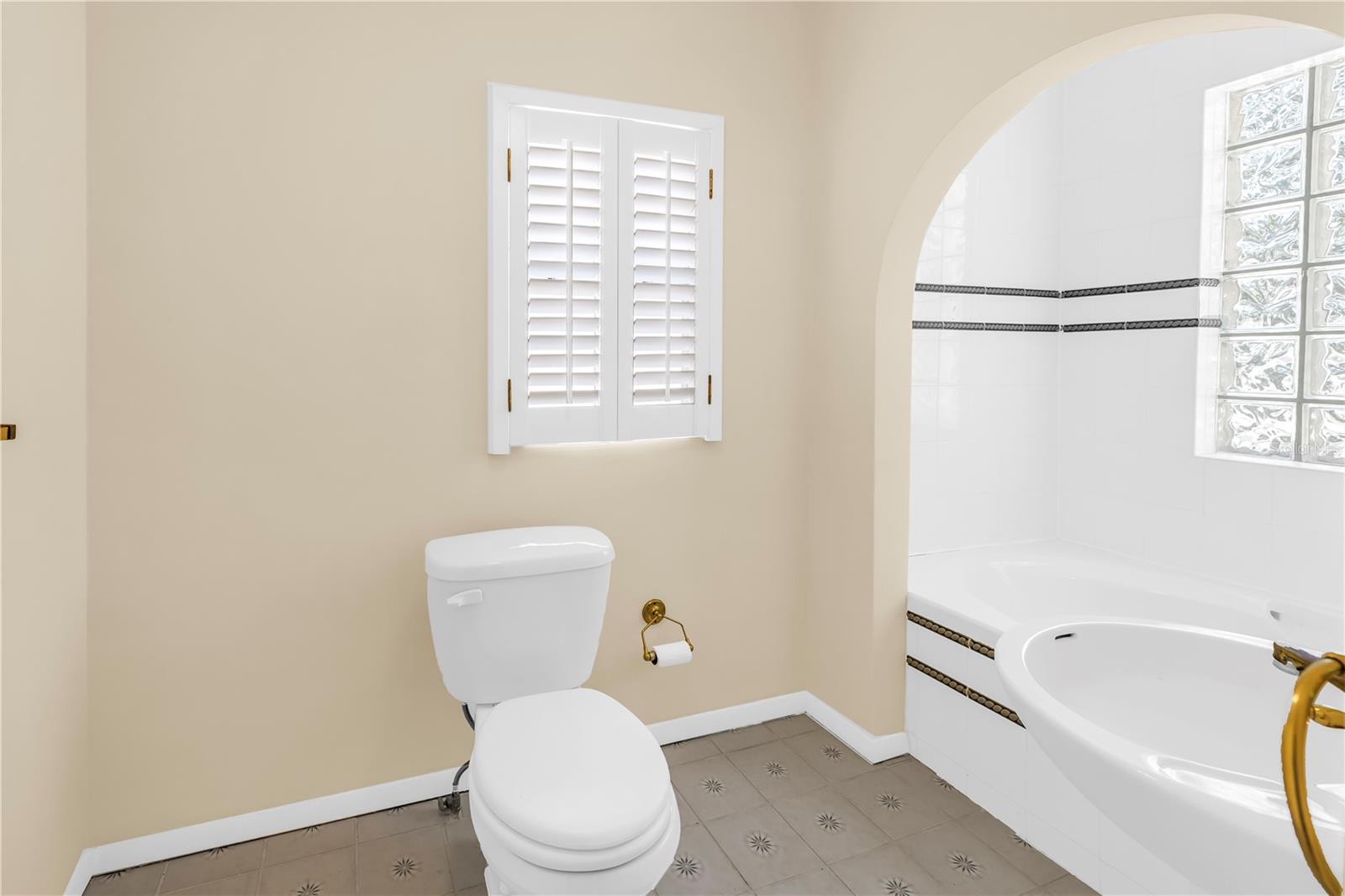 Listing photo id 24 for 2227 Brevard Road Ne