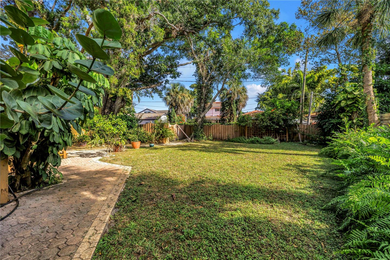 Listing photo id 27 for 2227 Brevard Road Ne