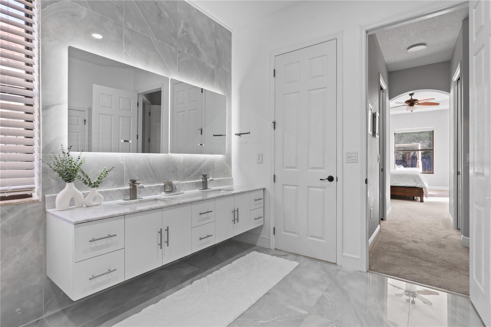 Listing photo id 8 for 2550 Grand Lakeside Drive