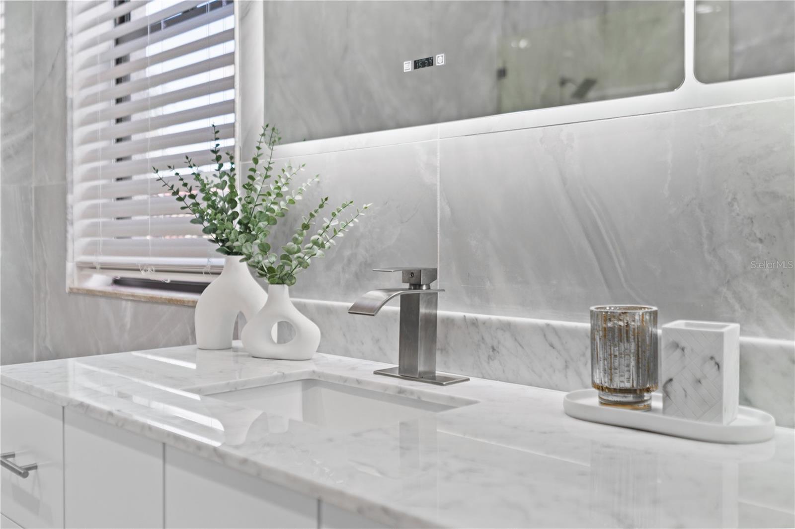 Listing photo id 9 for 2550 Grand Lakeside Drive