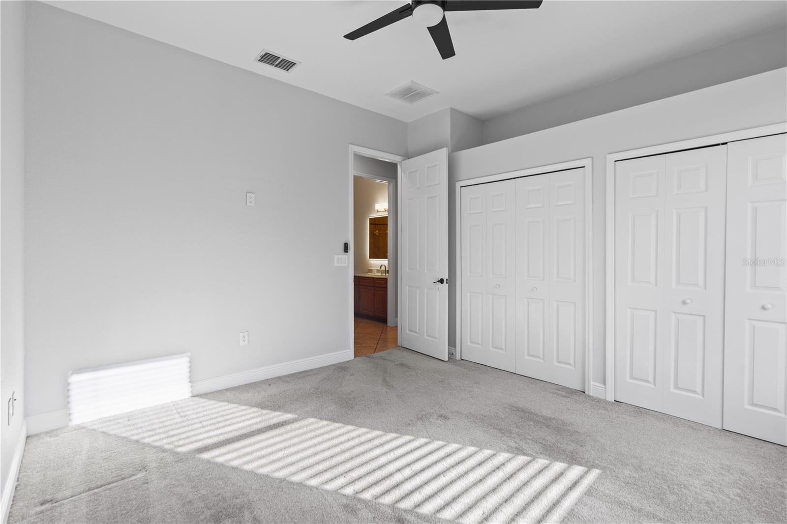 Listing photo id 10 for 2550 Grand Lakeside Drive