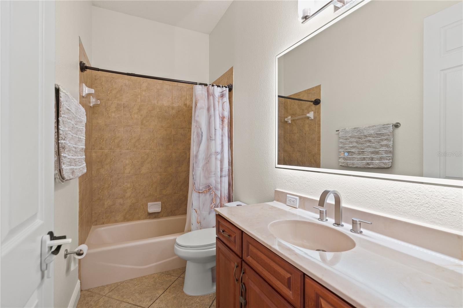 Listing photo id 12 for 2550 Grand Lakeside Drive