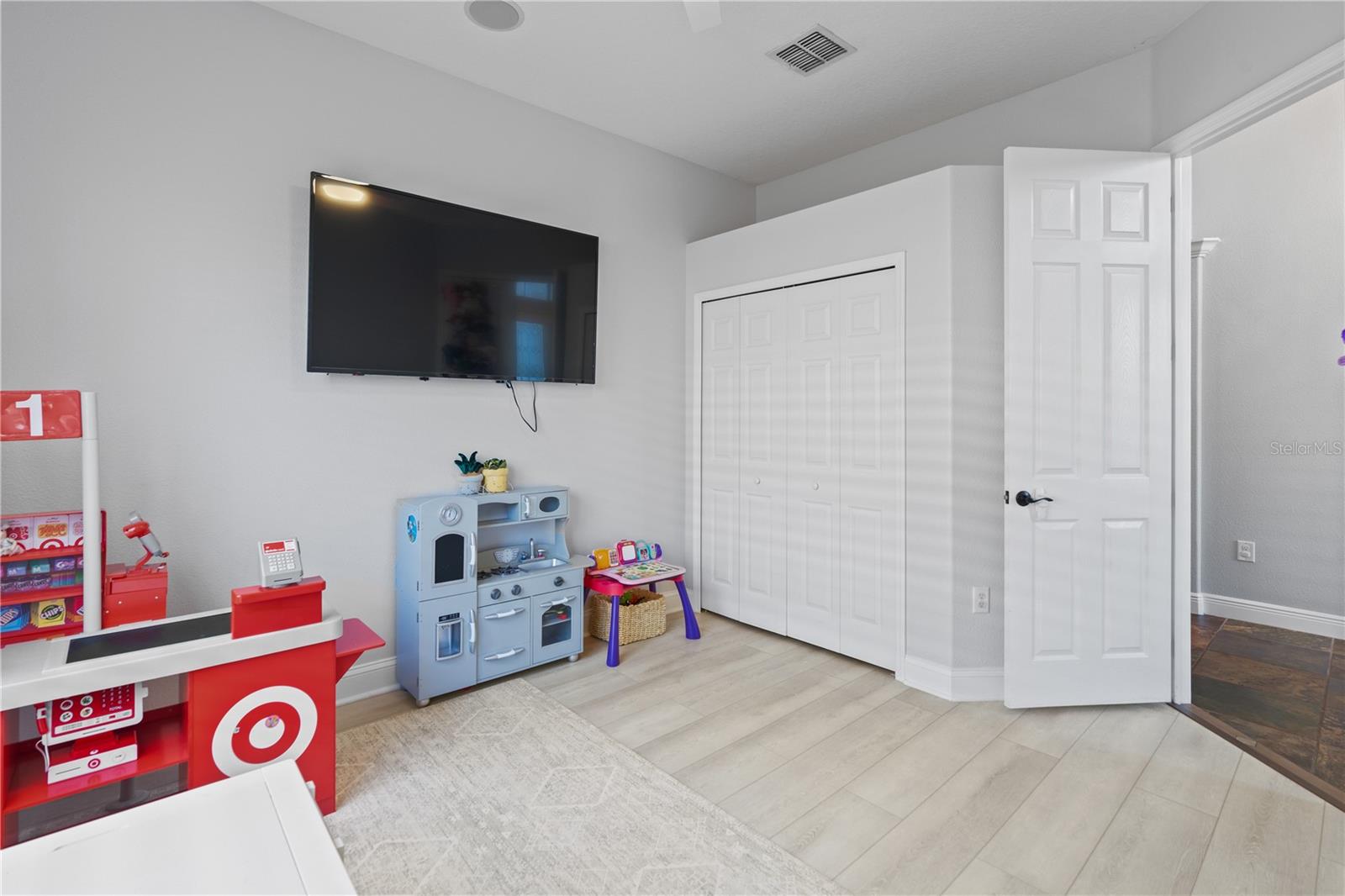 Listing photo id 14 for 2550 Grand Lakeside Drive