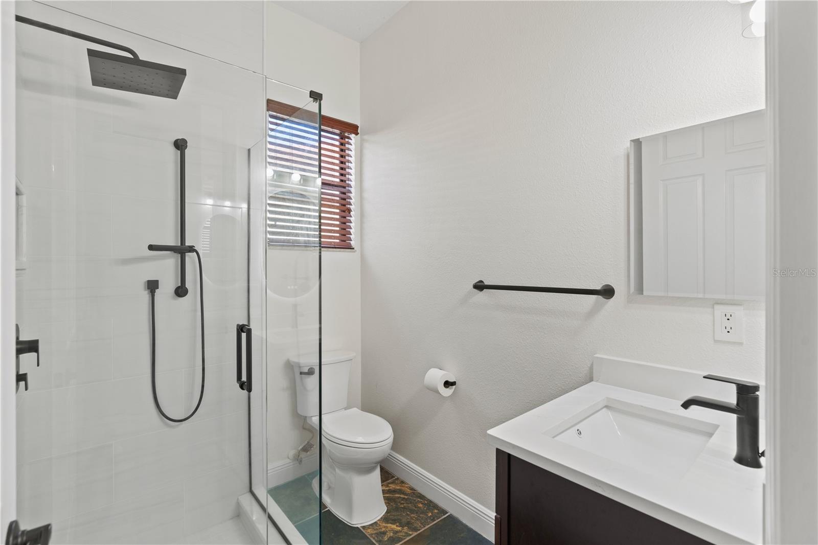 Listing photo id 15 for 2550 Grand Lakeside Drive