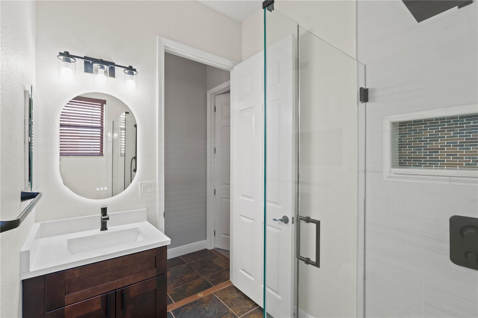 Listing photo id 16 for 2550 Grand Lakeside Drive