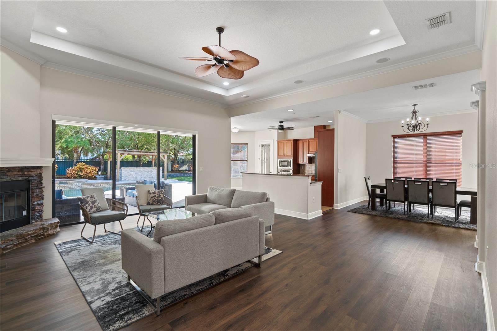 Listing photo id 19 for 2550 Grand Lakeside Drive