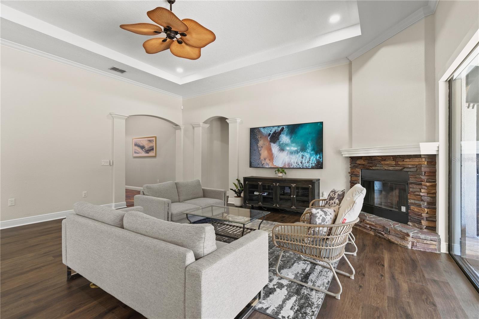 Listing photo id 21 for 2550 Grand Lakeside Drive