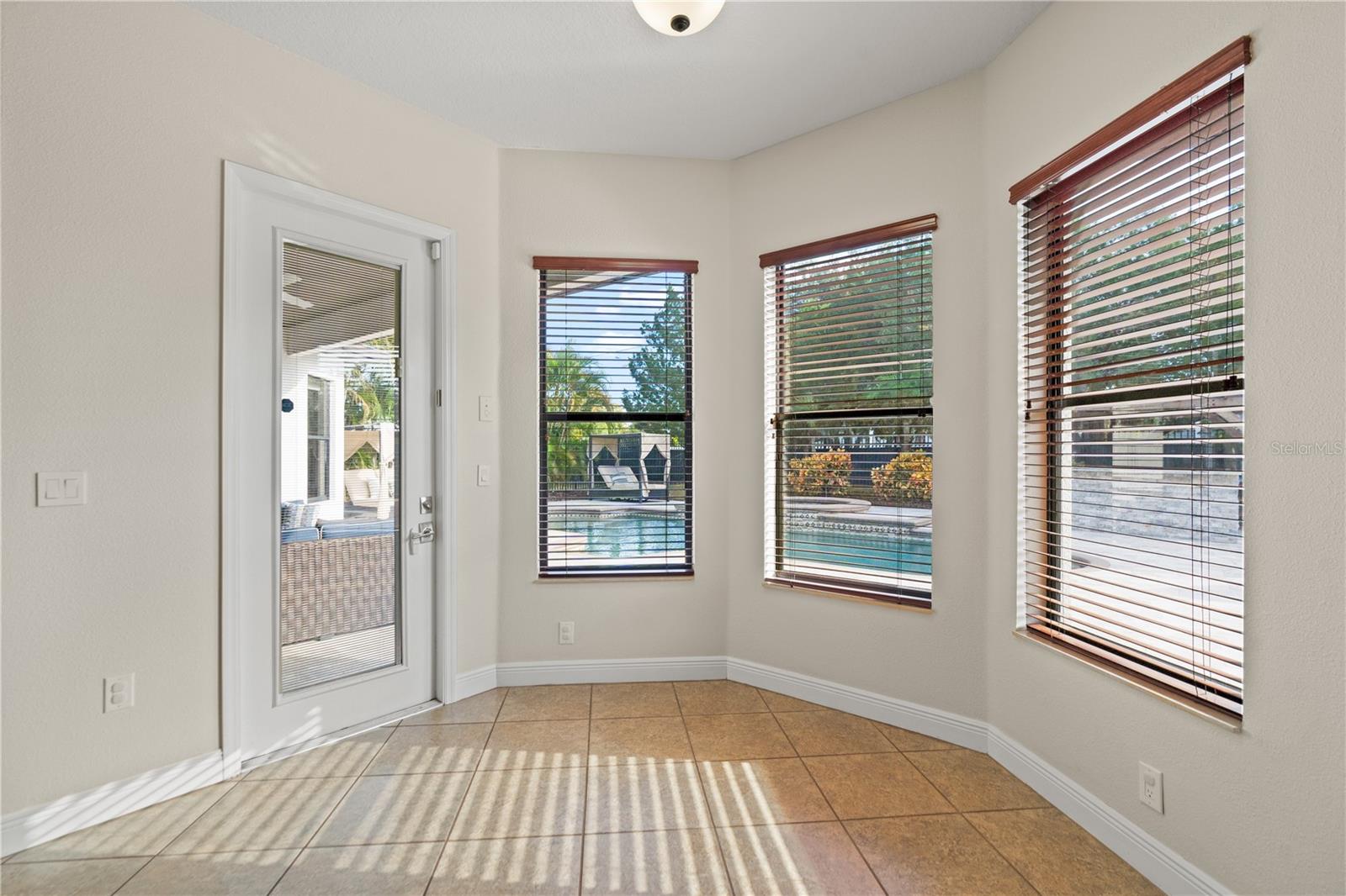 Listing photo id 26 for 2550 Grand Lakeside Drive