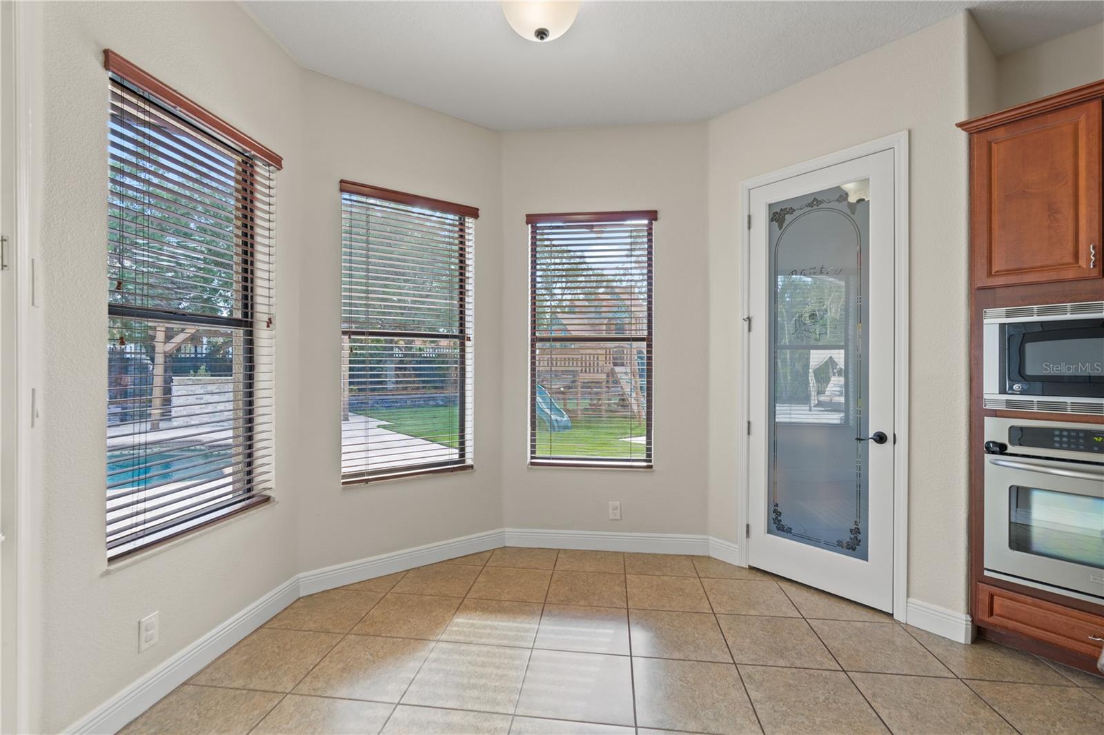 Listing photo id 27 for 2550 Grand Lakeside Drive