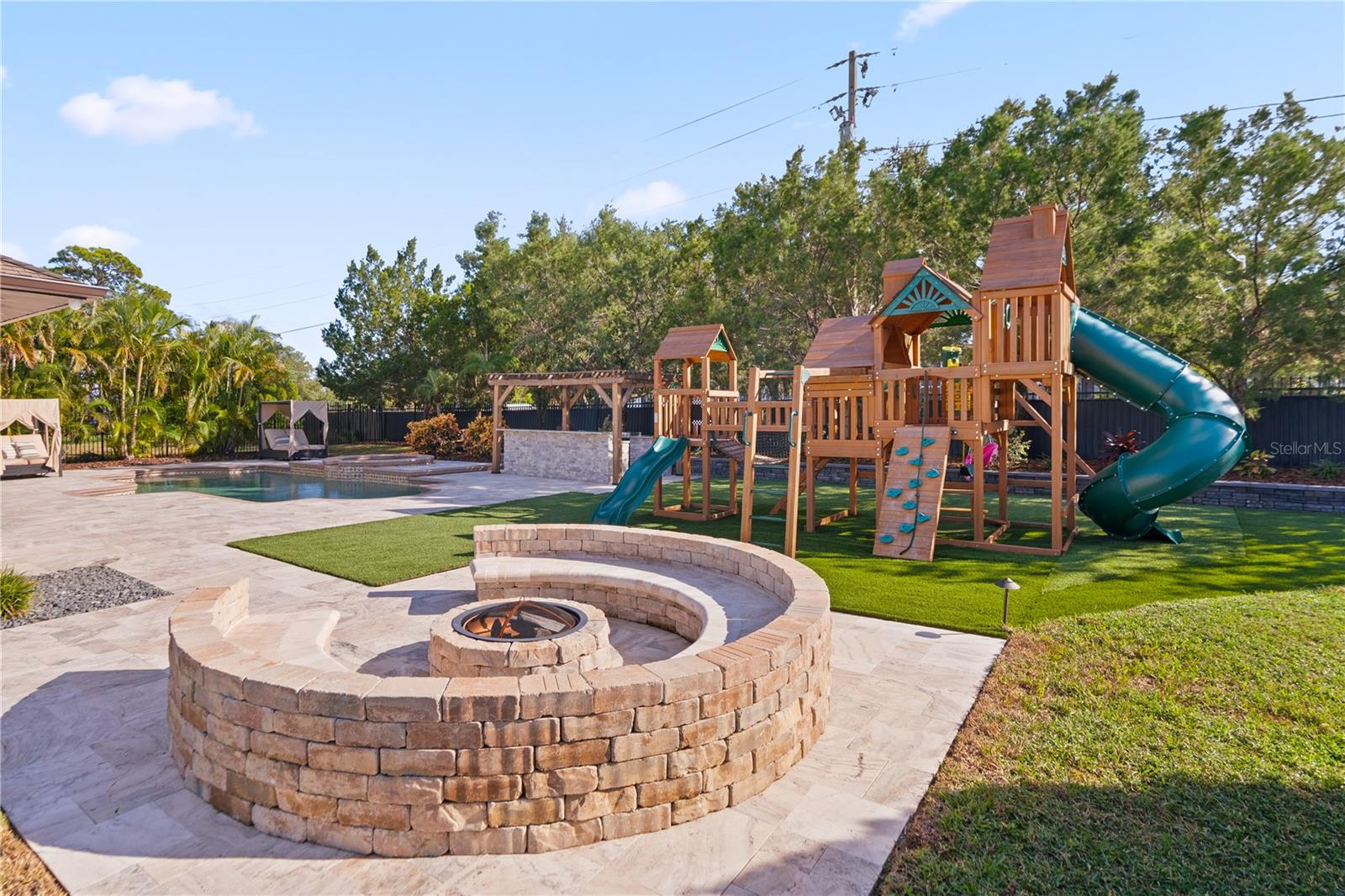 Listing photo id 33 for 2550 Grand Lakeside Drive