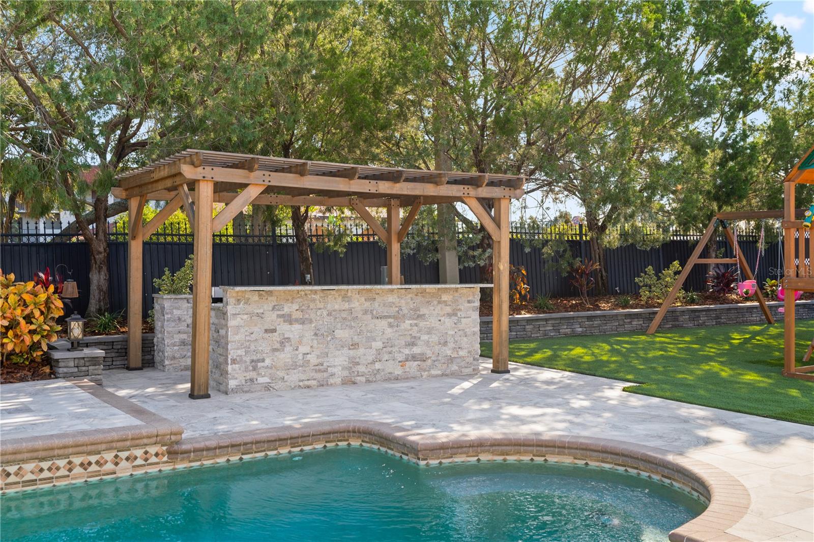 Listing photo id 36 for 2550 Grand Lakeside Drive