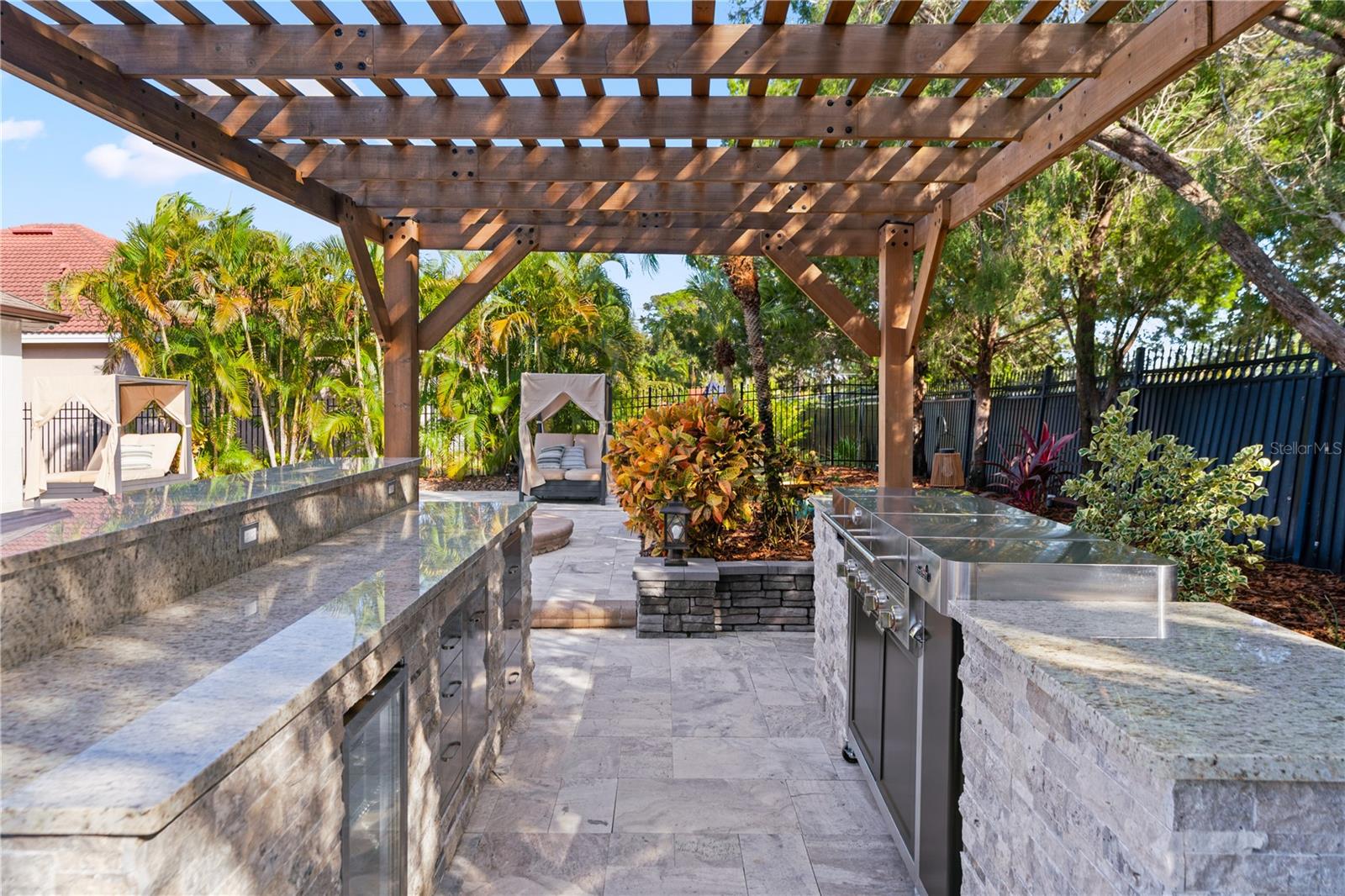 Listing photo id 37 for 2550 Grand Lakeside Drive