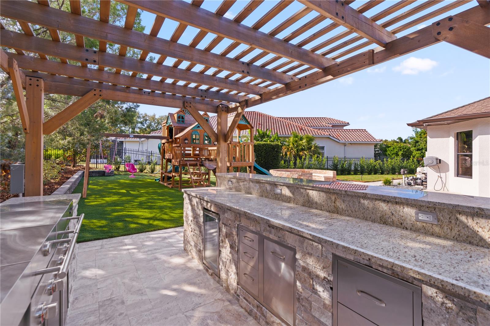 Listing photo id 38 for 2550 Grand Lakeside Drive