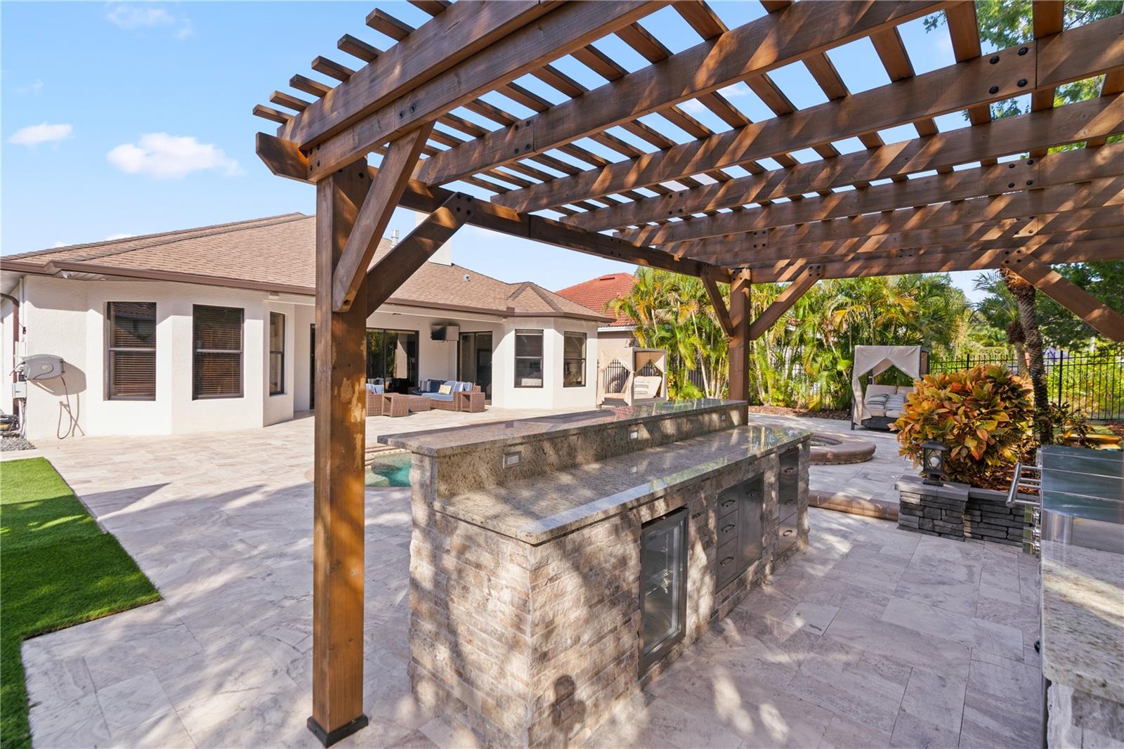 Listing photo id 39 for 2550 Grand Lakeside Drive