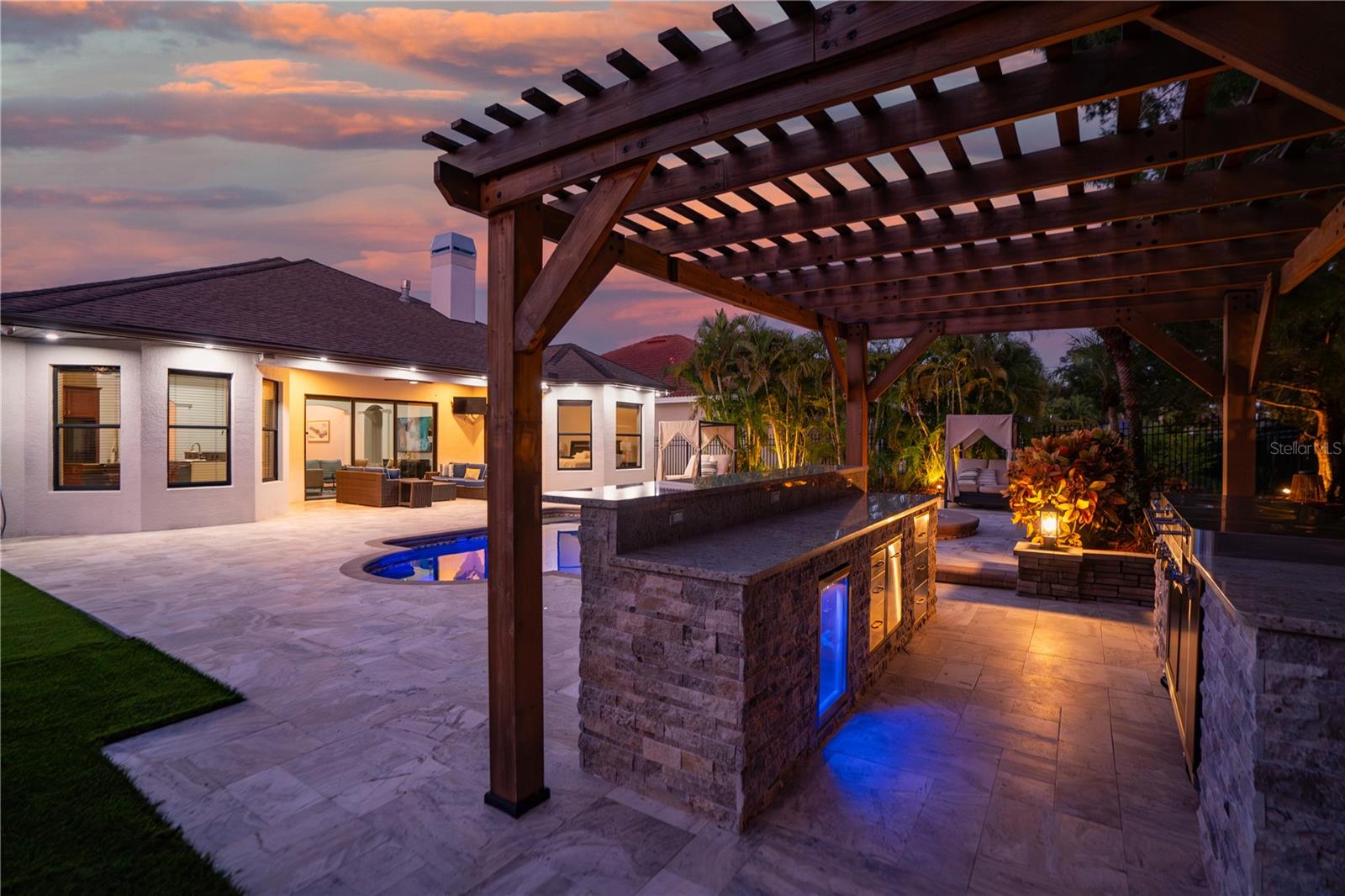 Listing photo id 40 for 2550 Grand Lakeside Drive