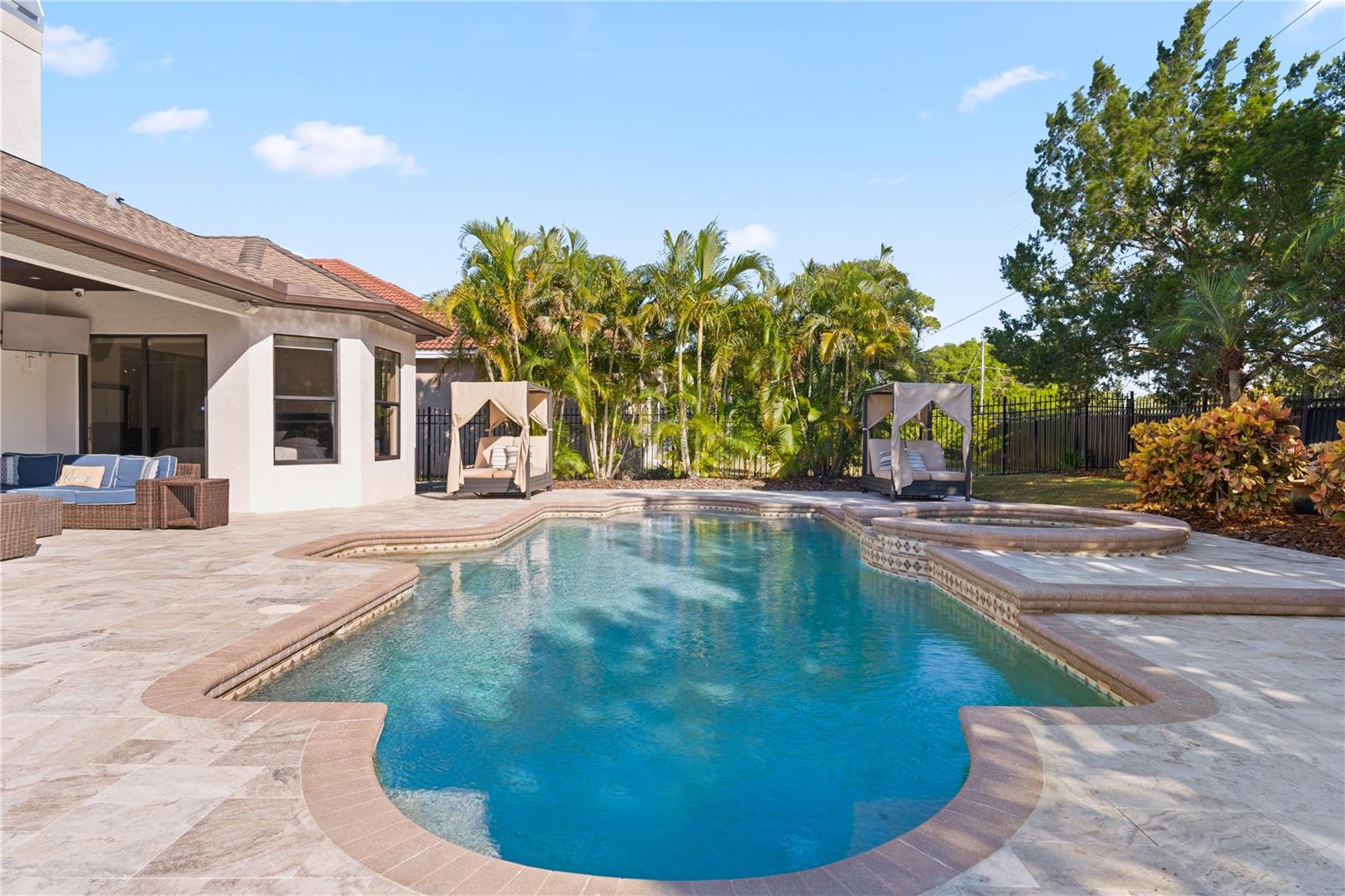 Listing photo id 44 for 2550 Grand Lakeside Drive