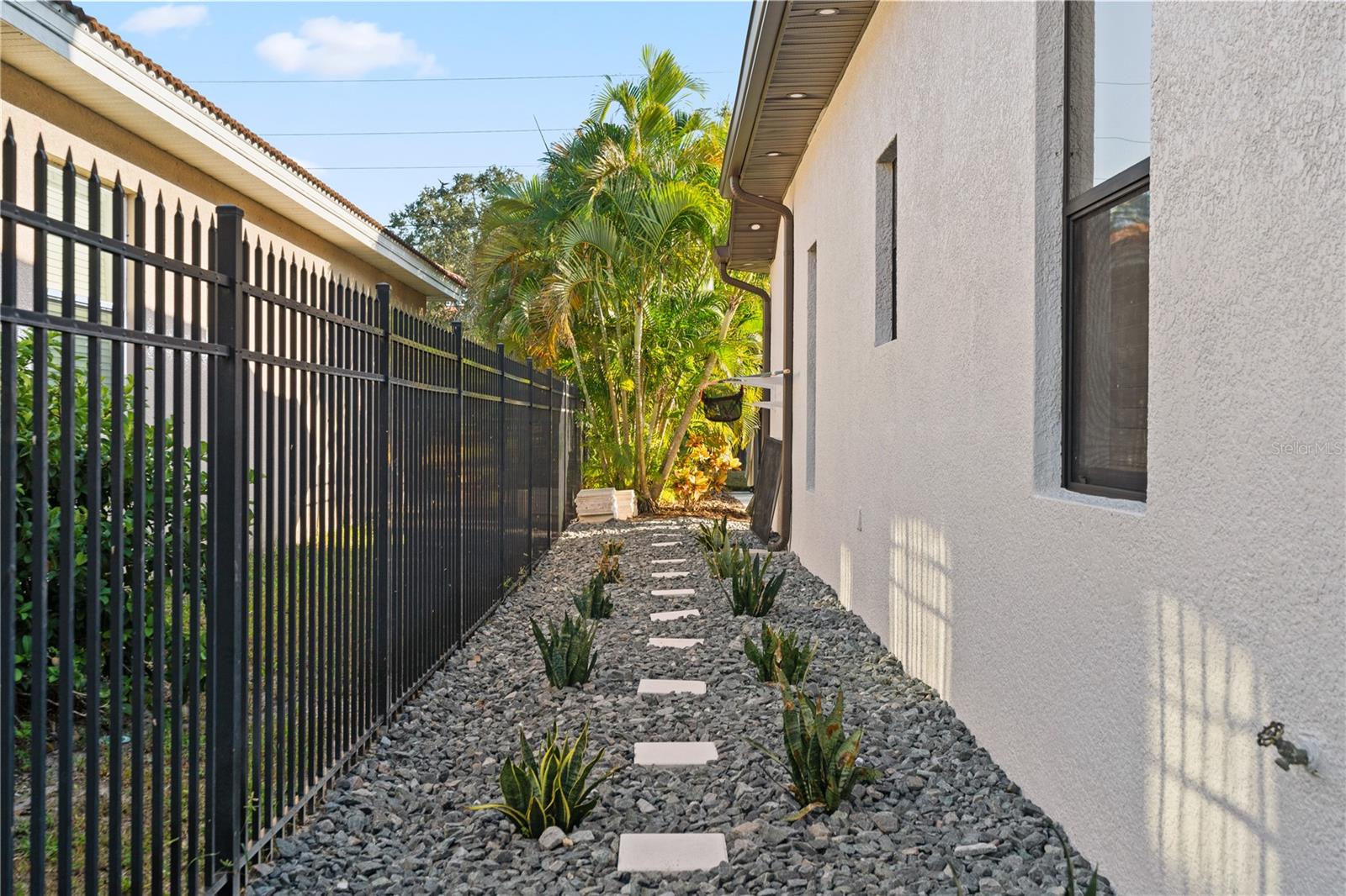 Listing photo id 47 for 2550 Grand Lakeside Drive