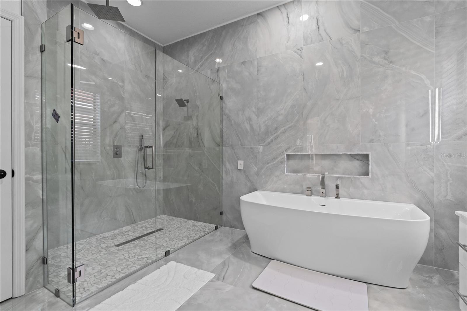 Listing photo id 7 for 2550 Grand Lakeside Drive