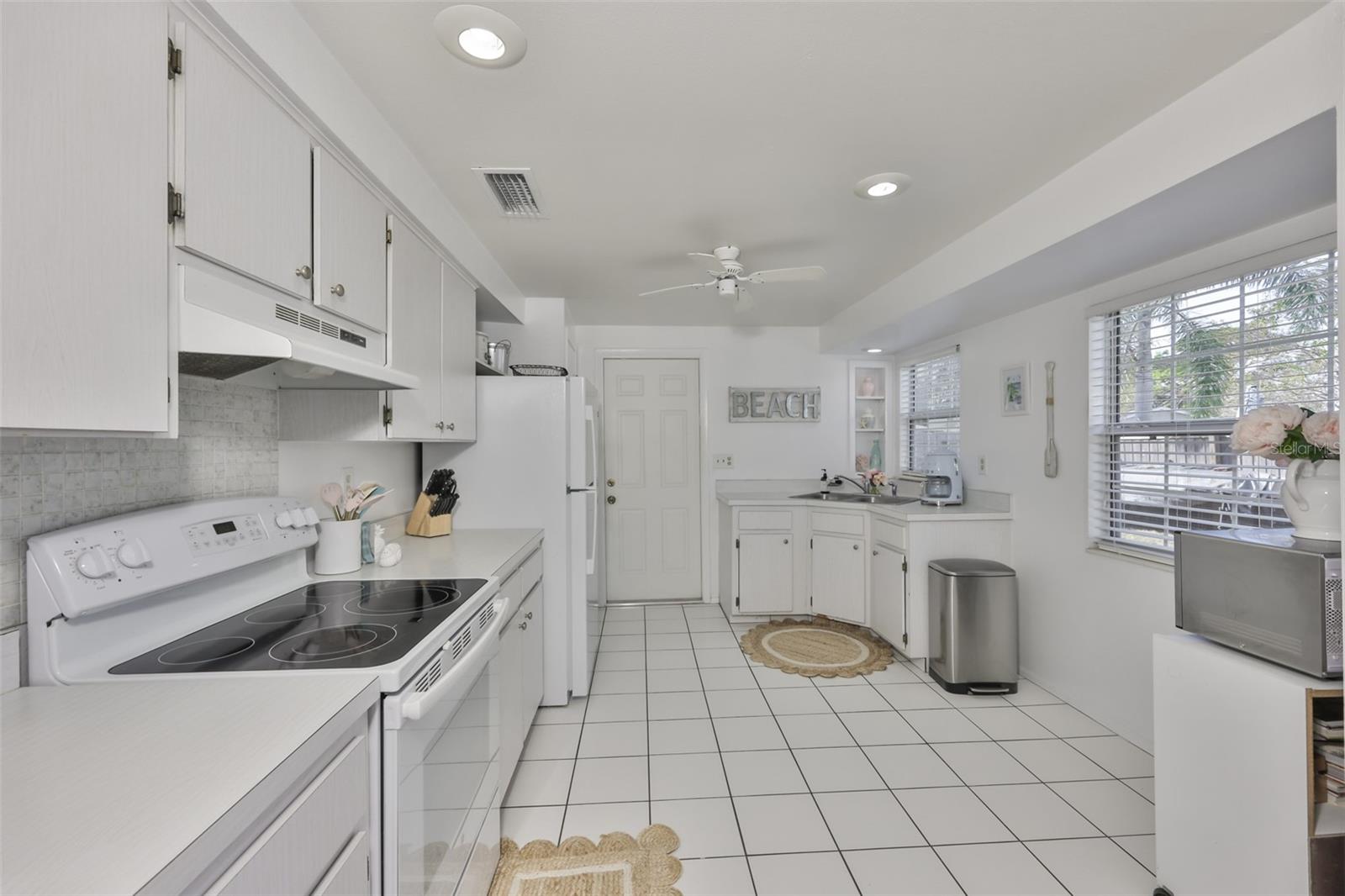 Listing photo id 8 for 6580 Channelside Terrace N