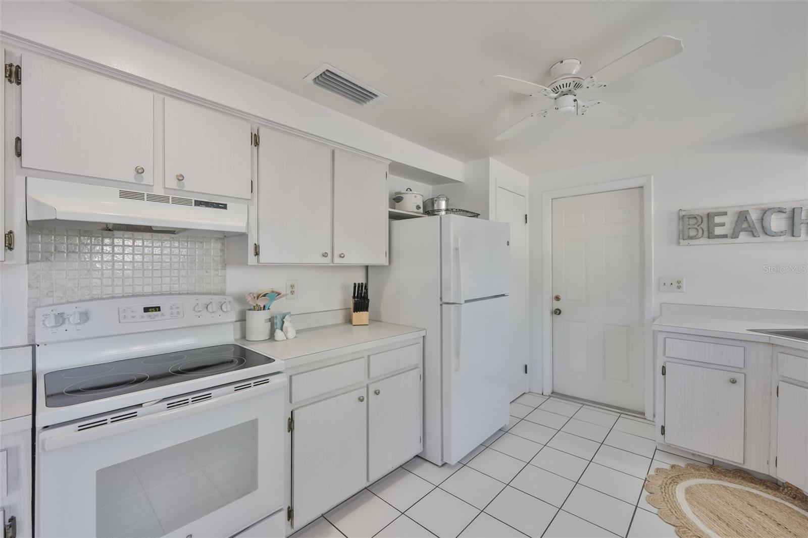 Listing photo id 10 for 6580 Channelside Terrace N