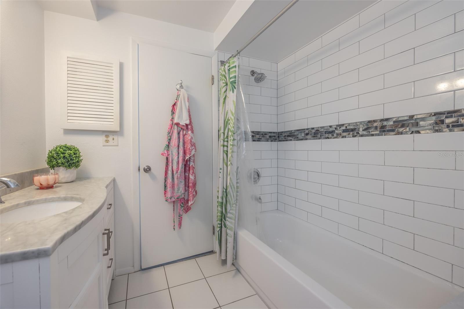 Listing photo id 17 for 6580 Channelside Terrace N