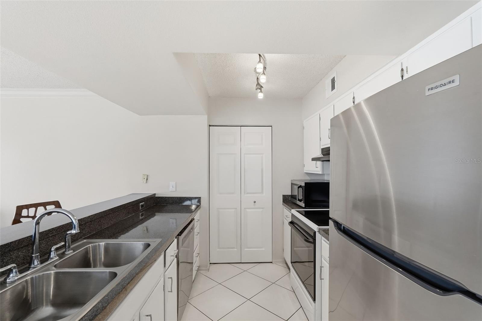 Image 7 of 31 For 2400 Feather Sound Drive 511